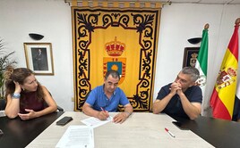 Firma del contrato por parte del alcalde de La Mojonera
