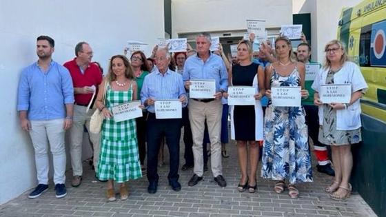 Concentración en Roquetas de Mar por la agresión a un sanitario