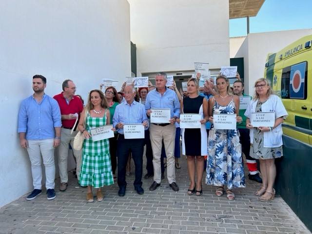 Concentración en Roquetas de Mar por la agresión a un sanitario