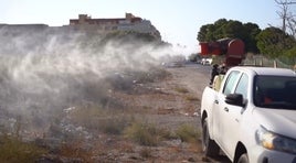 Unos de los vehículos que se encarga de la fumigación.