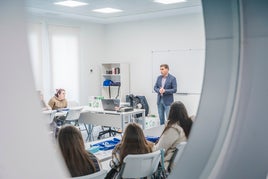 Foto de archivo de uno de los concejales dando la bienvenida a los alumnos de un curso.
