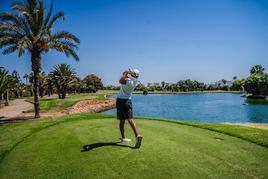 Un jugador de golf disfrutando de una partida en Playa Serena, una de las localizaciones para practicar este deporte en la provincia.