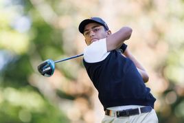 Arián Rodríguez buscando mejorar la puntuación en el campo.
