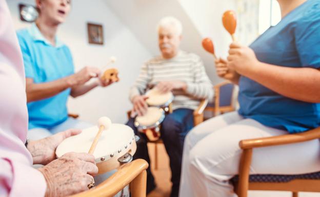 Ancianos disfrutan de una jornada entre viejas amistades