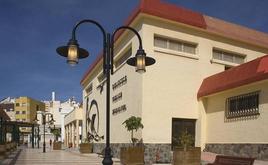 Una de las bibliotecas que cuenta la localidad de Roquetas de Mar.