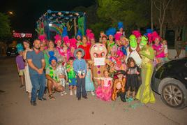 Participantes del concurso de carrozas, ganadores del primer premio, junto a concejales del Gobierno local.