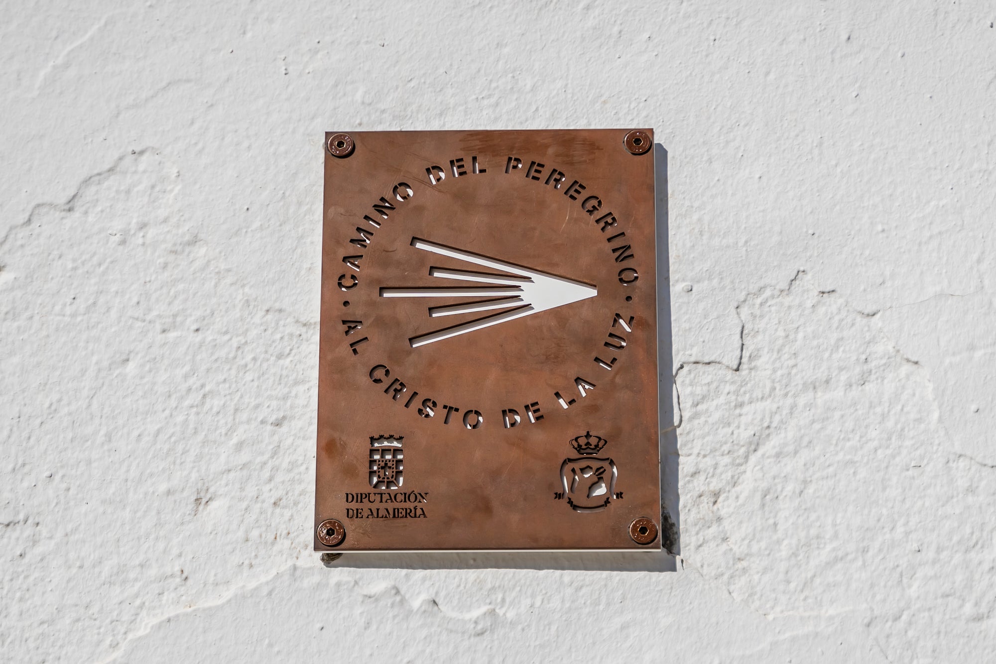 Roquetas presenta la nueva señalización del Camino Peregrino del Cristo de la Luz en la Plaza de la Constitución