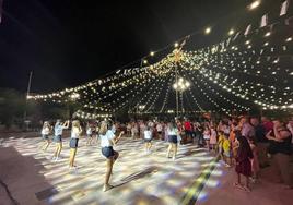 Una multitud de personas disfrutan de los festejos.