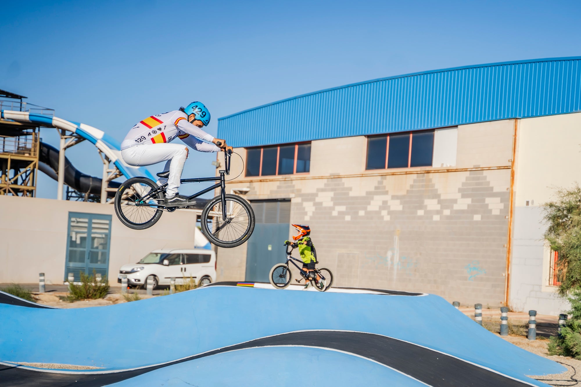 Roquetas estrena el Pump Track, uno de los circuitos deportivos más grandes de Andalucía