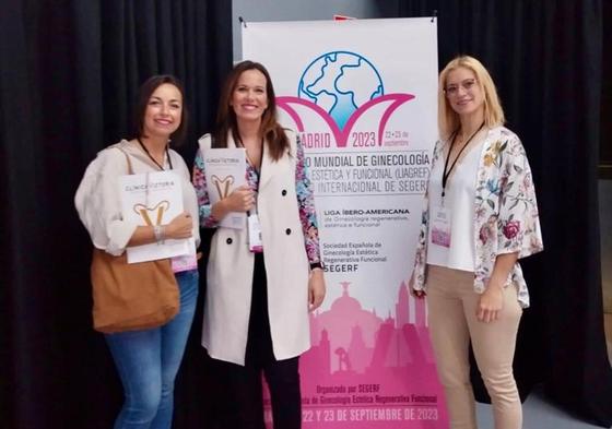 Alejandra Casas, María Pinel y Patricia Pérez Moneo con el cartel del Congreso.