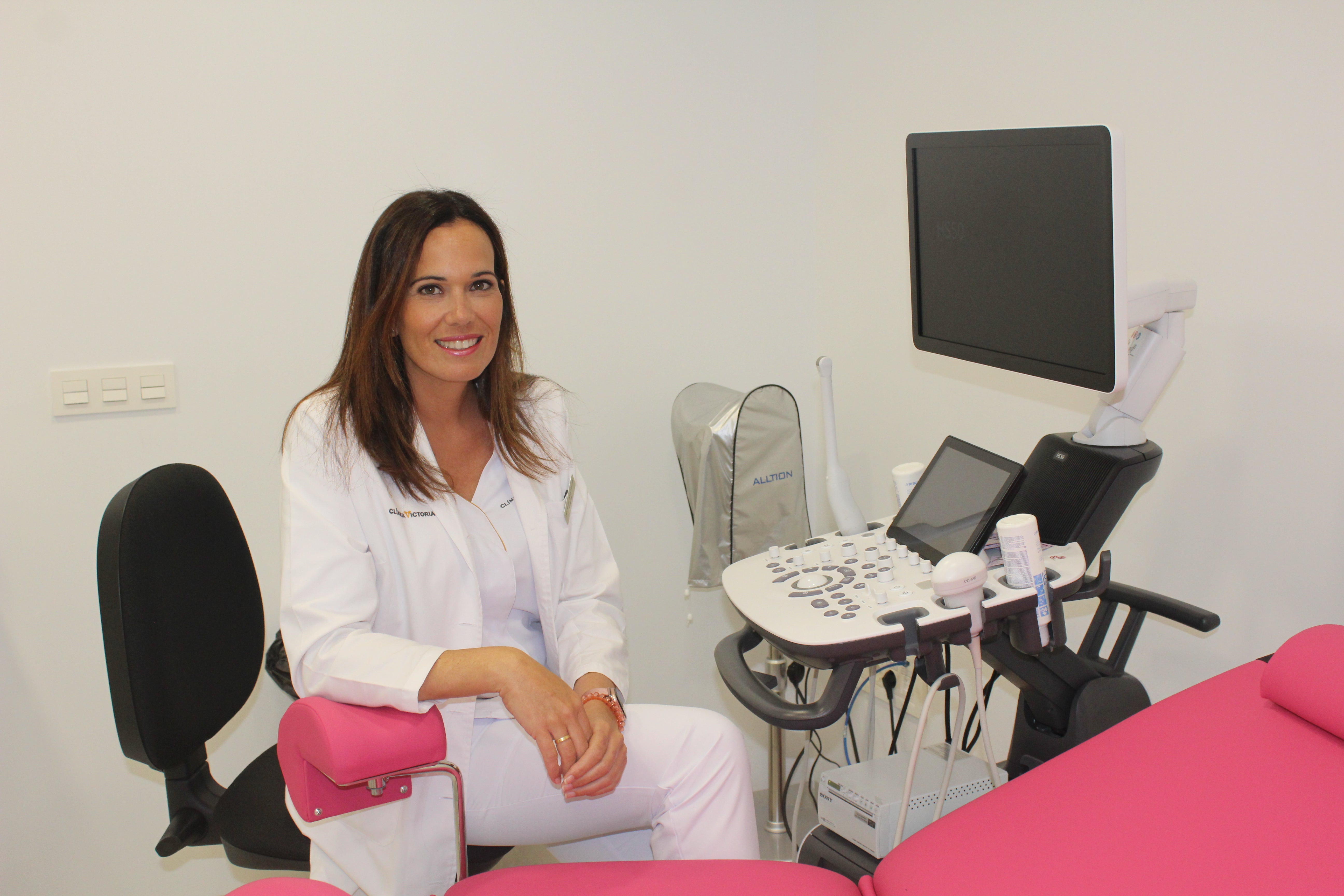 La doctora María Pinel atiende a IDEAL en una de las salas de la Clínica Victoria, en Aguadulce.