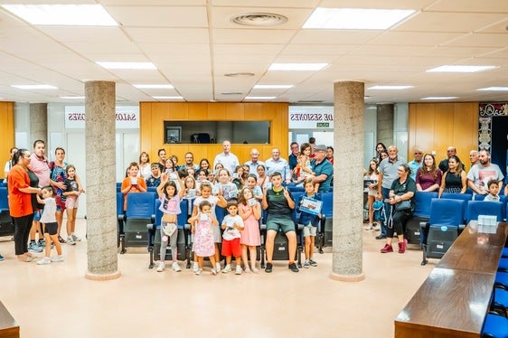 Foto grupal de los premiados de los concursos de movilidad.