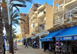 Varios de los comercios que los turistas y habitantes de la zona pueden visitar en la Avenida del Mediterráneo de Roquetas de Mar.
