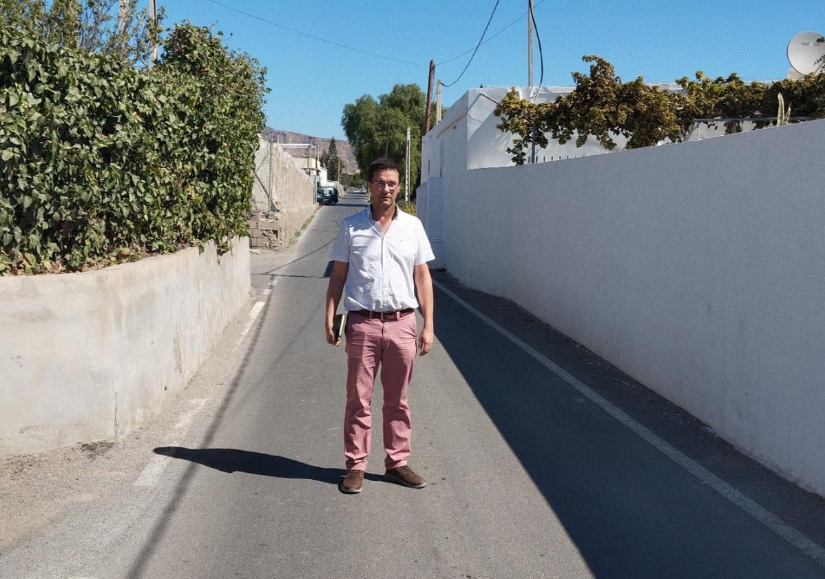 El portavoz de Vox en uno de los caminos que piden que se mejoren.