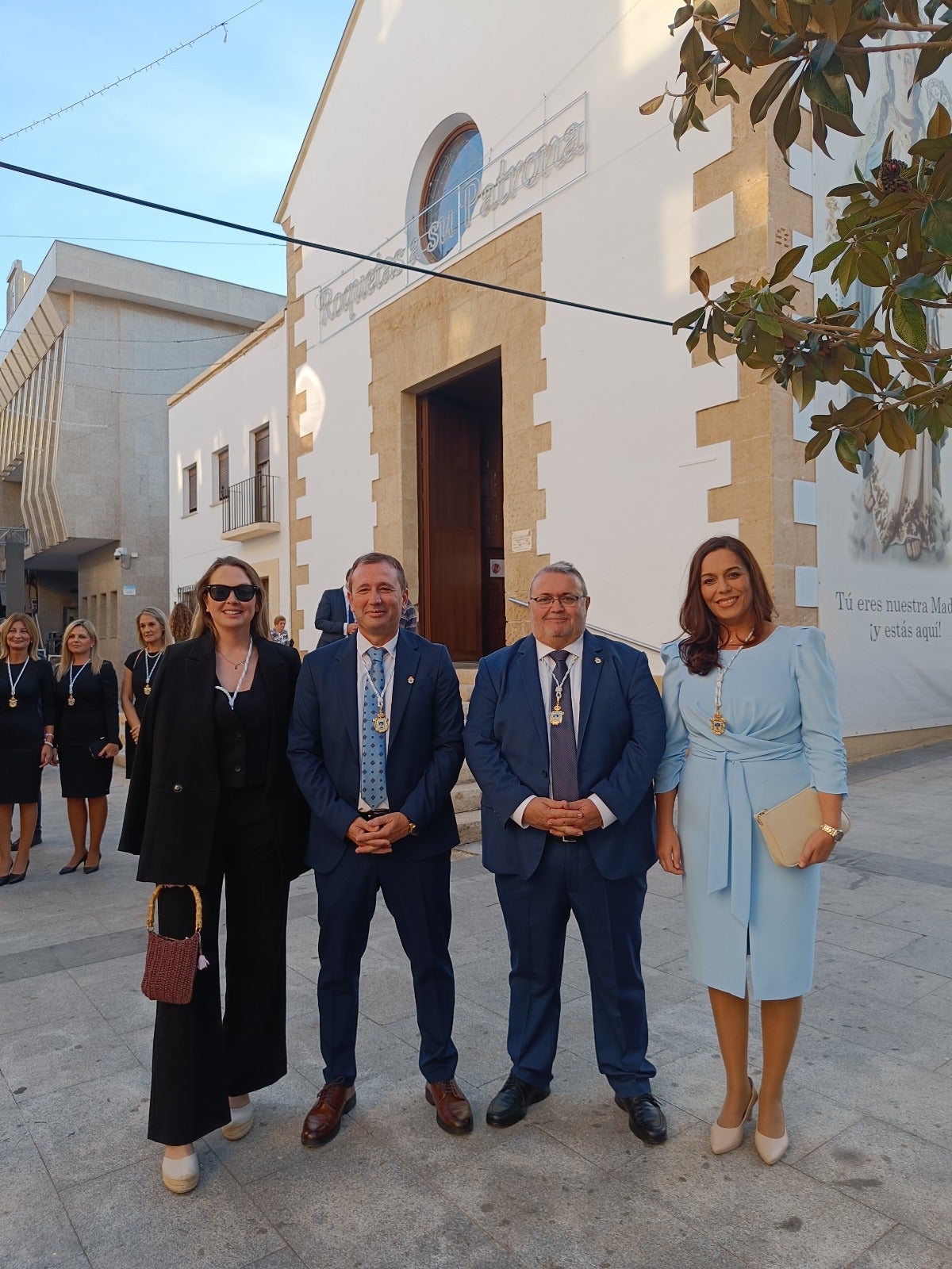Miembros del PSOE de Roquetas de Mar al lado del Consistorio.