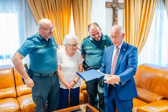 El Ayuntamiento de Roquetas recibe un premio por la labor con la Guardia Civil