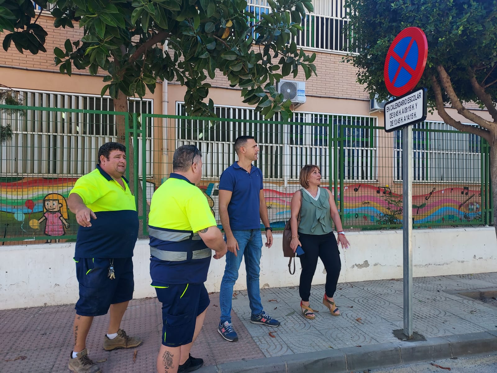 Una de las nuevas señales que se han colocado cerca de los centros.