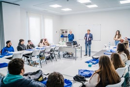 Uno de los centros educativos que hay en la localidad de Roquetas de Mar.