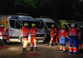 Rescatan a una persona atrapada tras un accidente entre una furgoneta y un turismo en Roquetas