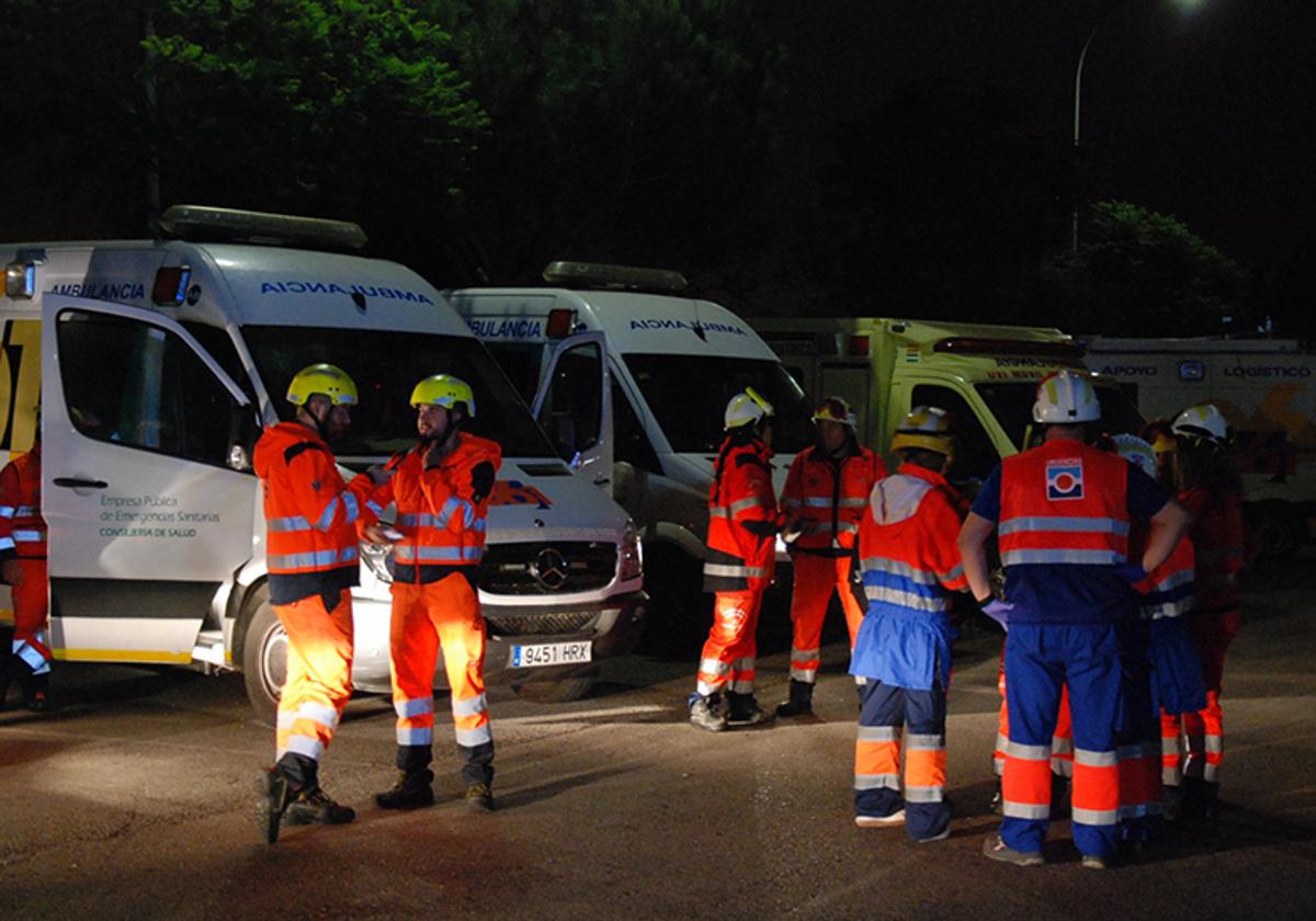 Rescatan a una persona atrapada tras un accidente entre una furgoneta y un turismo en Roquetas