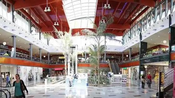 Susto en Roquetas de Mar: la Guardia Civil desaloja el Centro Comercial Gran Plaza por una «falsa alarma»