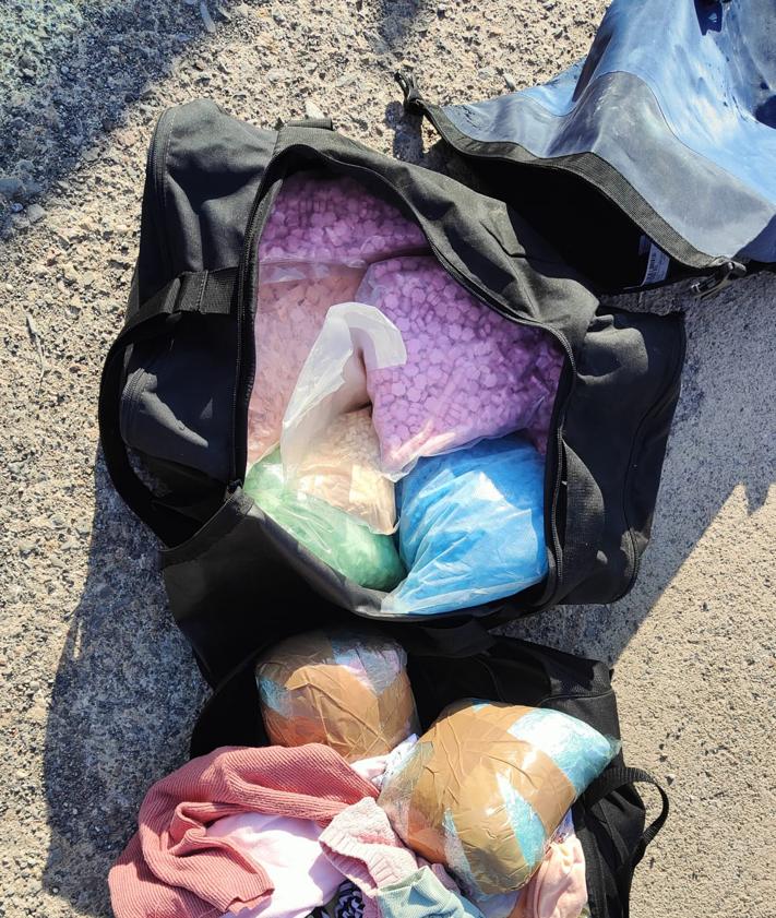 Imagen secundaria 2 - Interceptan una embarcación con 46 kilos de pastillas estupefacientes y detienen a sus cuatro ocupantes