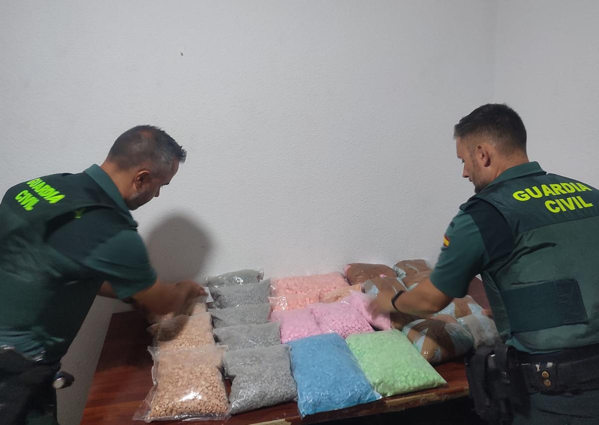 Imagen secundaria 1 - Interceptan una embarcación con 46 kilos de pastillas estupefacientes y detienen a sus cuatro ocupantes
