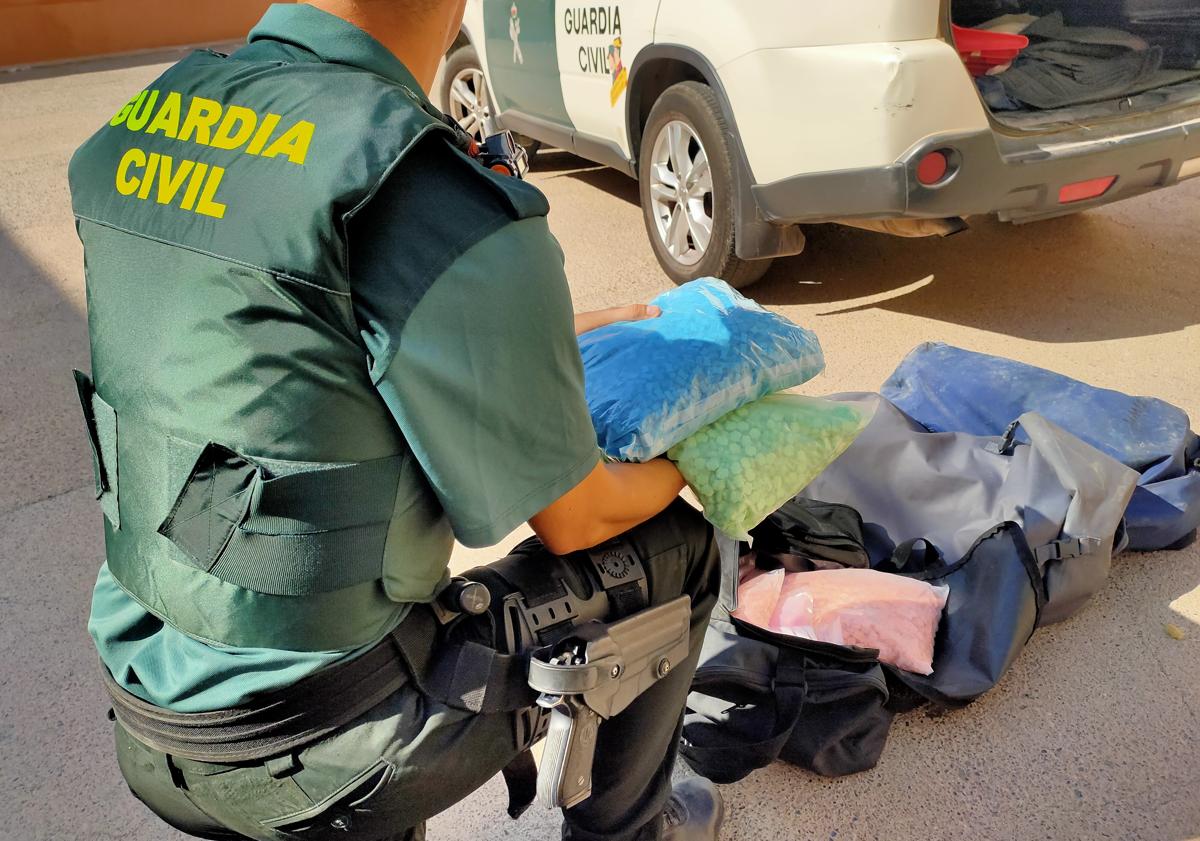 Imagen principal - Interceptan una embarcación con 46 kilos de pastillas estupefacientes y detienen a sus cuatro ocupantes