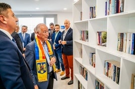 Gabriel Amat mira algunos libros de la nueva biblioteca.