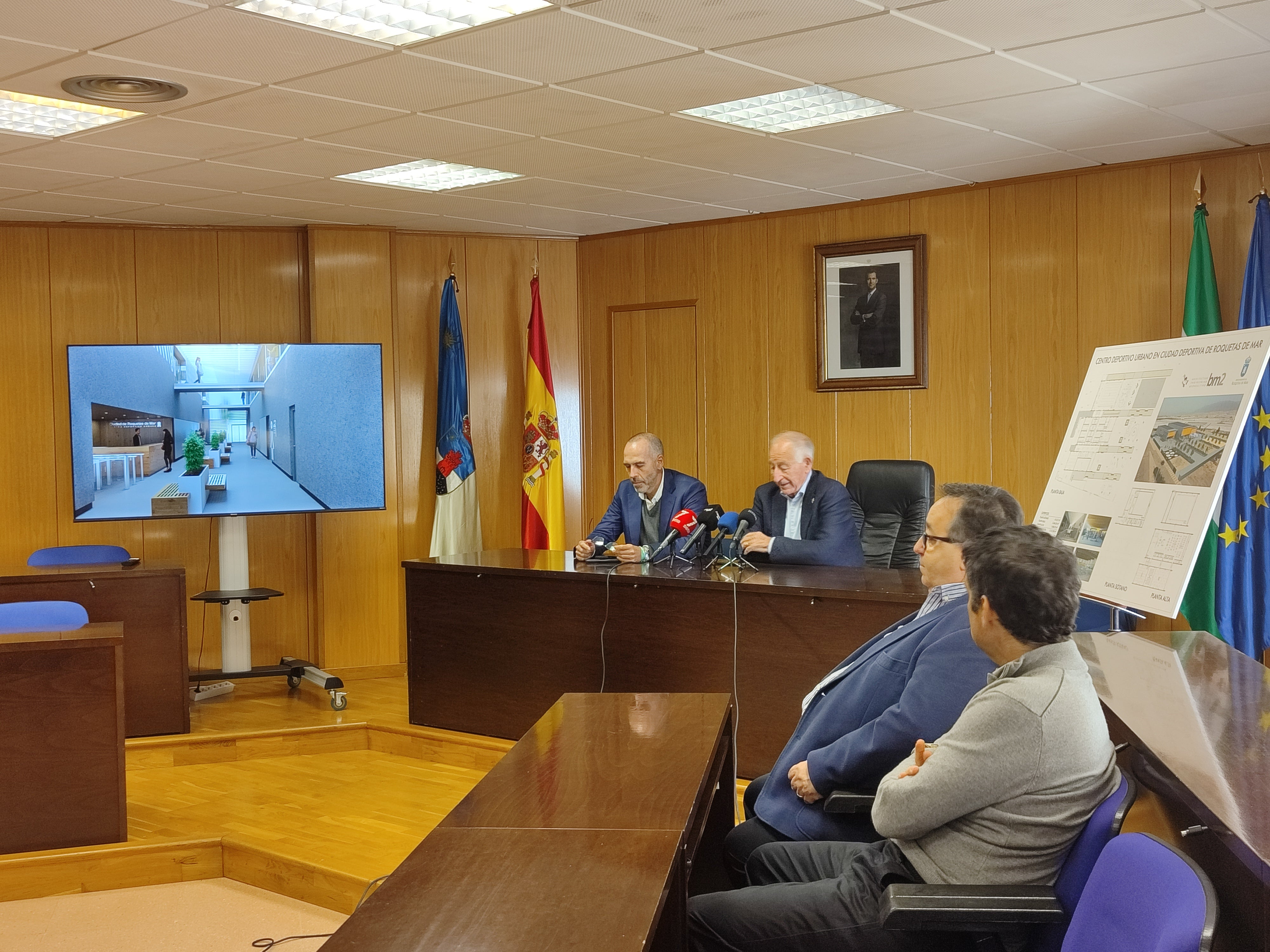 El alcalde, Gabriel Amat junto al arquitecto, José Fernando Muñoz.