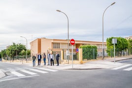 El concejal de Movilidad y Tráfico, Manuel Conde, revisa las mejoras de pasos peatonales de la zona.