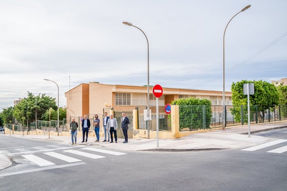 Roquetas mejora los entornos cercanos de los centros educativos