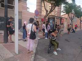 Varias personas esperan el autobús en una parada de Aguadulce, con dirección a la capital almeriense, en una imagen de mediados de septiembre.