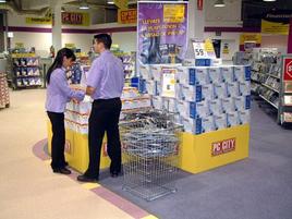 Dos trabajadores que se dedican a vander productos tecnológicos.
