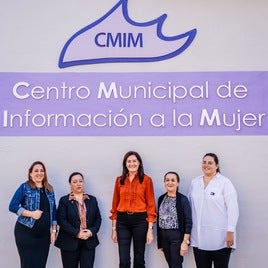 Varias mujeres posan para una fotografía en el Centro Municipal de Información a la Mujer, en Roquetas de Mar.