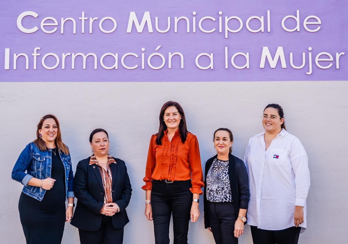 Varias mujeres posan para una fotografía en el Centro Municipal de Información a la Mujer, en Roquetas de Mar.