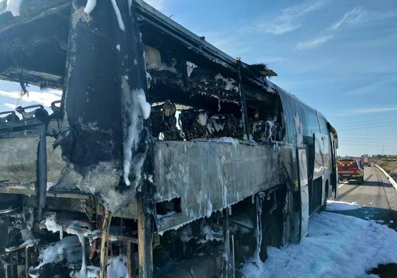Estado en el que ha quedado el autobús tras incendiarse en plena autovía.