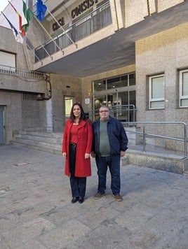 Concejales del PSOE de Roquetas de Mar en la entrada del Consistorio.