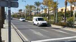 Dos coches pasando por una carretera del municipio.