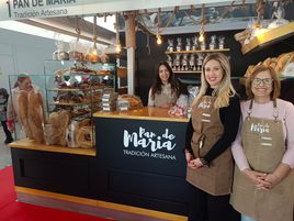 El día de la inauguración de la panadería en el Mercado de Abastos en Roquetas de Mar.