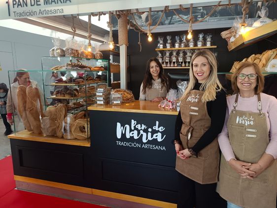 Una panadería abre en el Mercado de Abastos de Roquetas de Mar