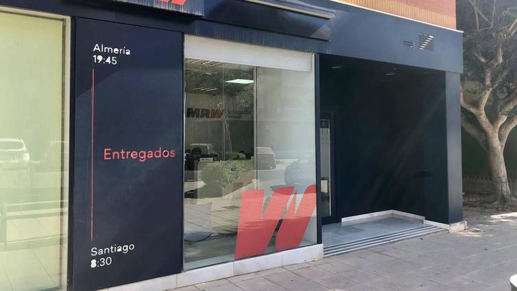 MRW Almería atiende con más servicios a la demanda del gran público en las compras de Navidad y Reyes