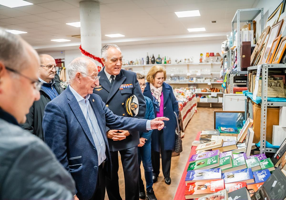 Gabriel Amat ve una colección de libros en el rastrillo solidario.