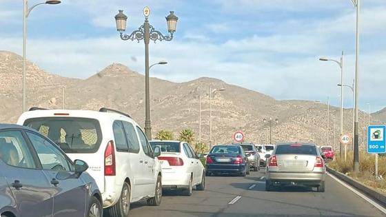 Atasco en la A-7 entre Roquetas y Almería por un choque entre dos vehículos