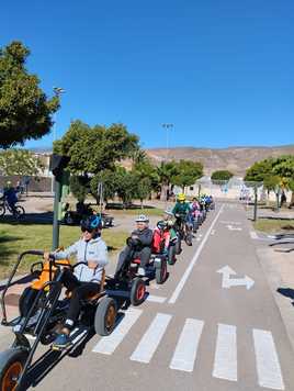 Niños aprendiendo valores de educación vial en el parque infantil.