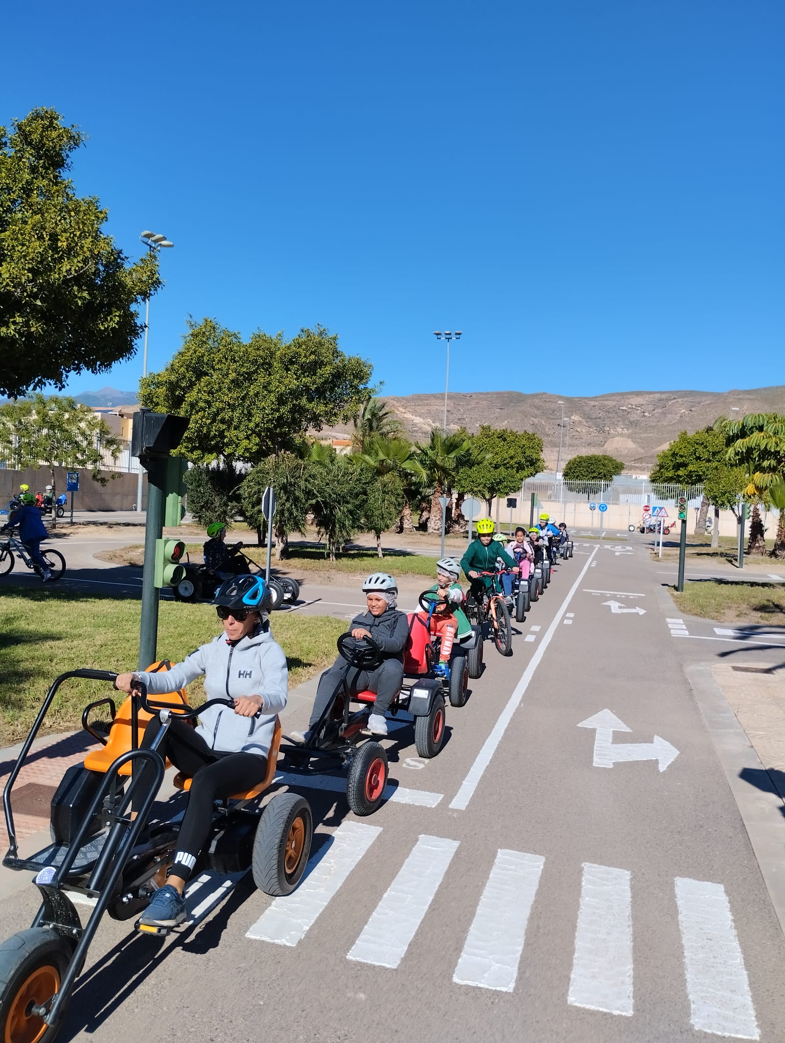 Niños aprendiendo valores de educación vial en el parque infantil.