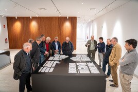 Varias personales revisan algunas maquetas del futuro museo «Casa Anita» de Roquetas de Mar.
