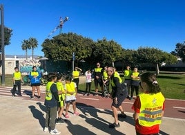 Alumnos atendiendo a las autoridades en un momento de aprendizaje.