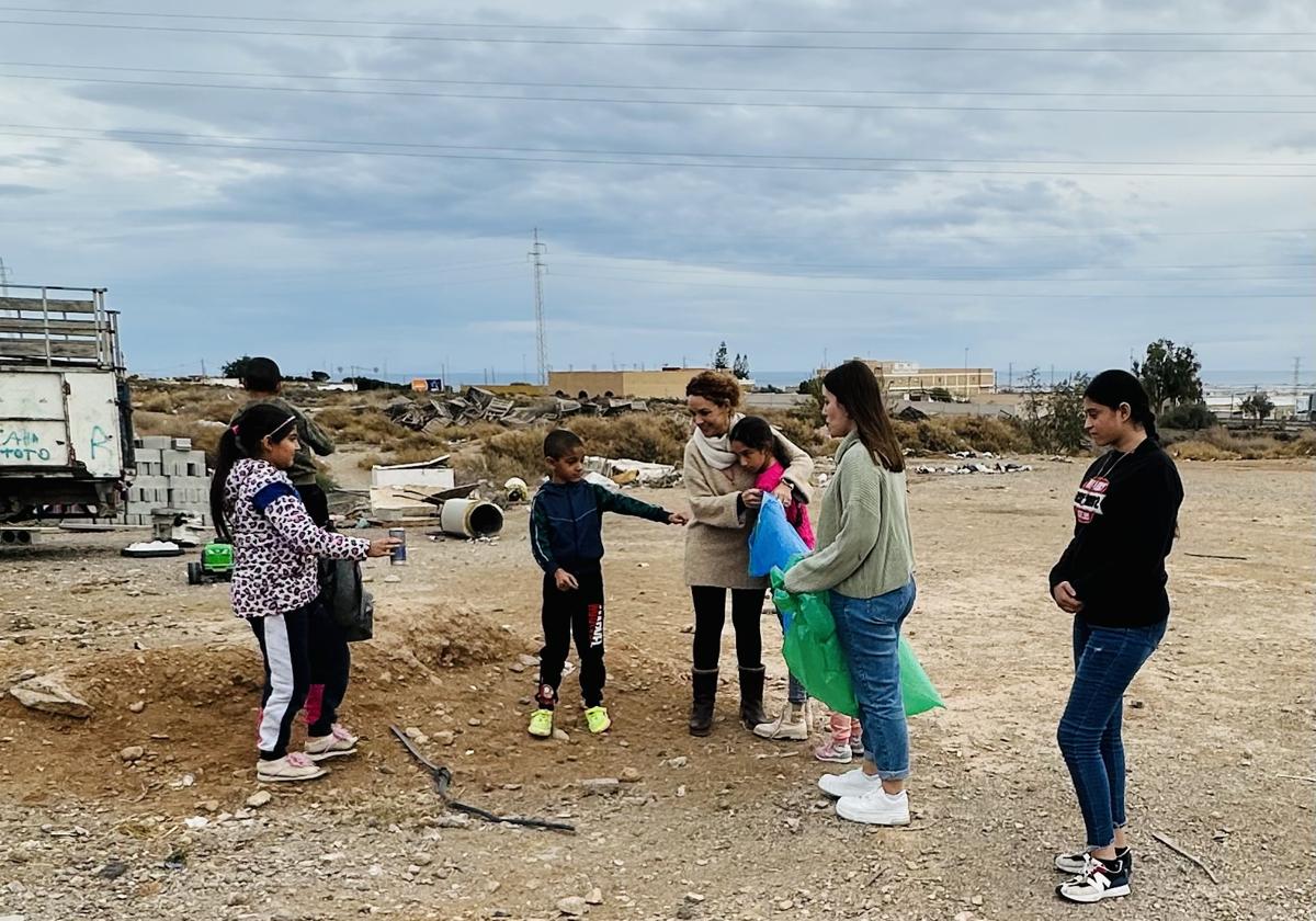 Varios jóvenes hacen labores de reciclaje en un descampado del municipio de Vícar.