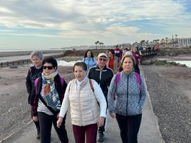 Varios mayores disfrutan de un paseo por la localidad de Roquetas de Mar.